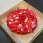 Tarte aux fraises :
Pâte sablée, crème pâtissière vanille et kirsch, fraises fraîches