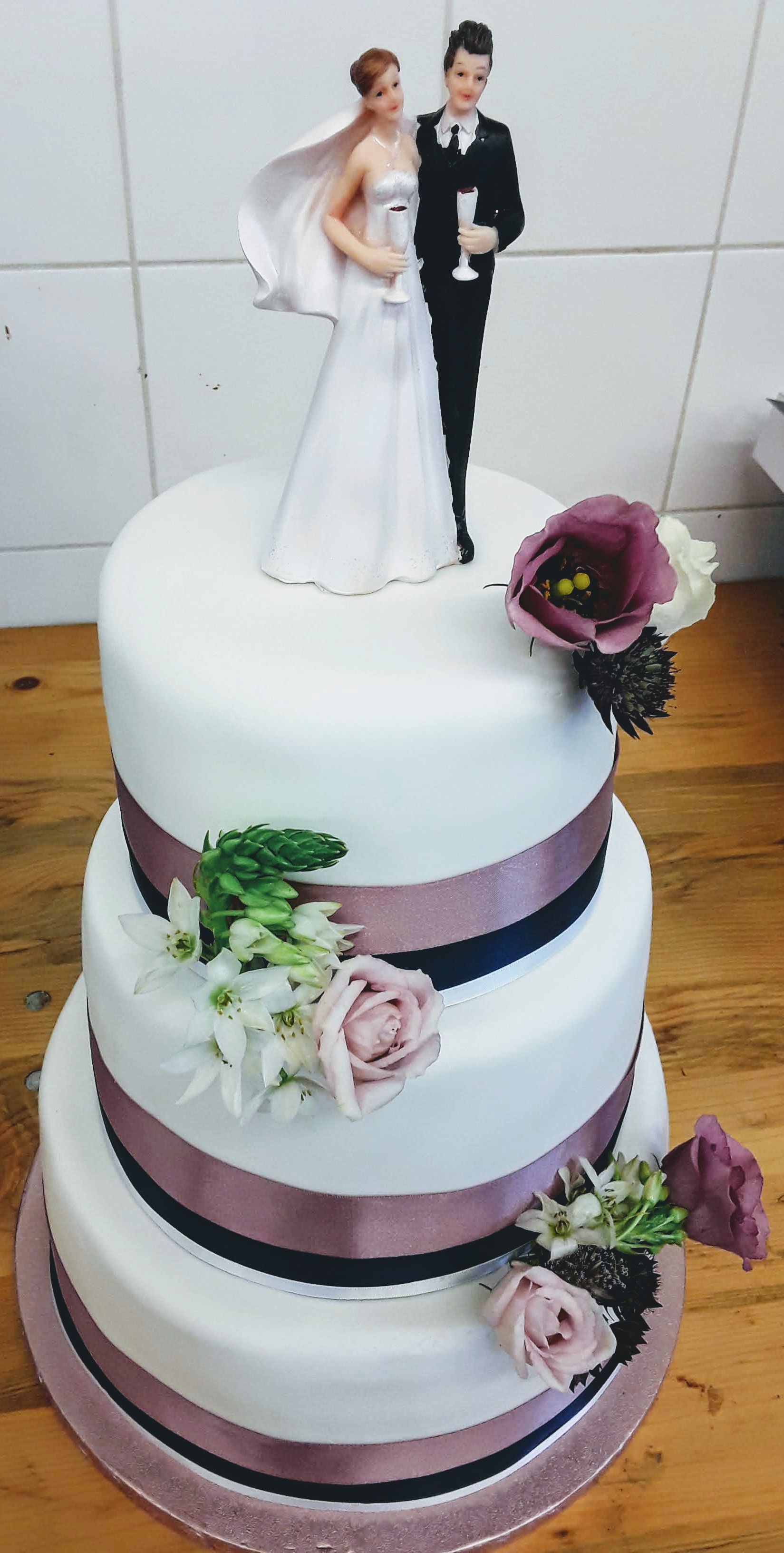 Rose, bleu marine et blanc.