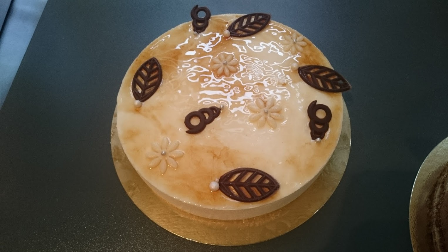 Coeur caramel :Bavarois au chocolat noir, biscuit au chocolat, caramel beurre salé. (sans gluten)