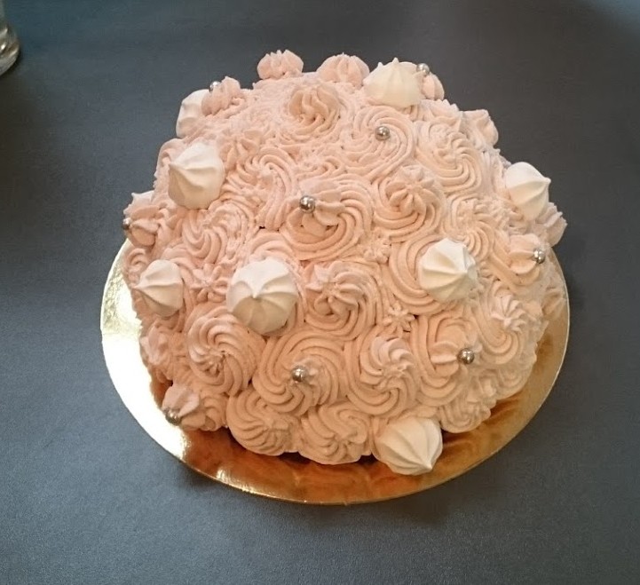 Dôme au citron et à la framboise : génoise, crème citron et éclats de framboises, glaçage rose au mascarpone.