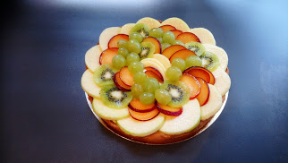 Tarte aux fruits frais : Pâte sablée, crème pâtissière vanille et rhum, fruits frais de saison