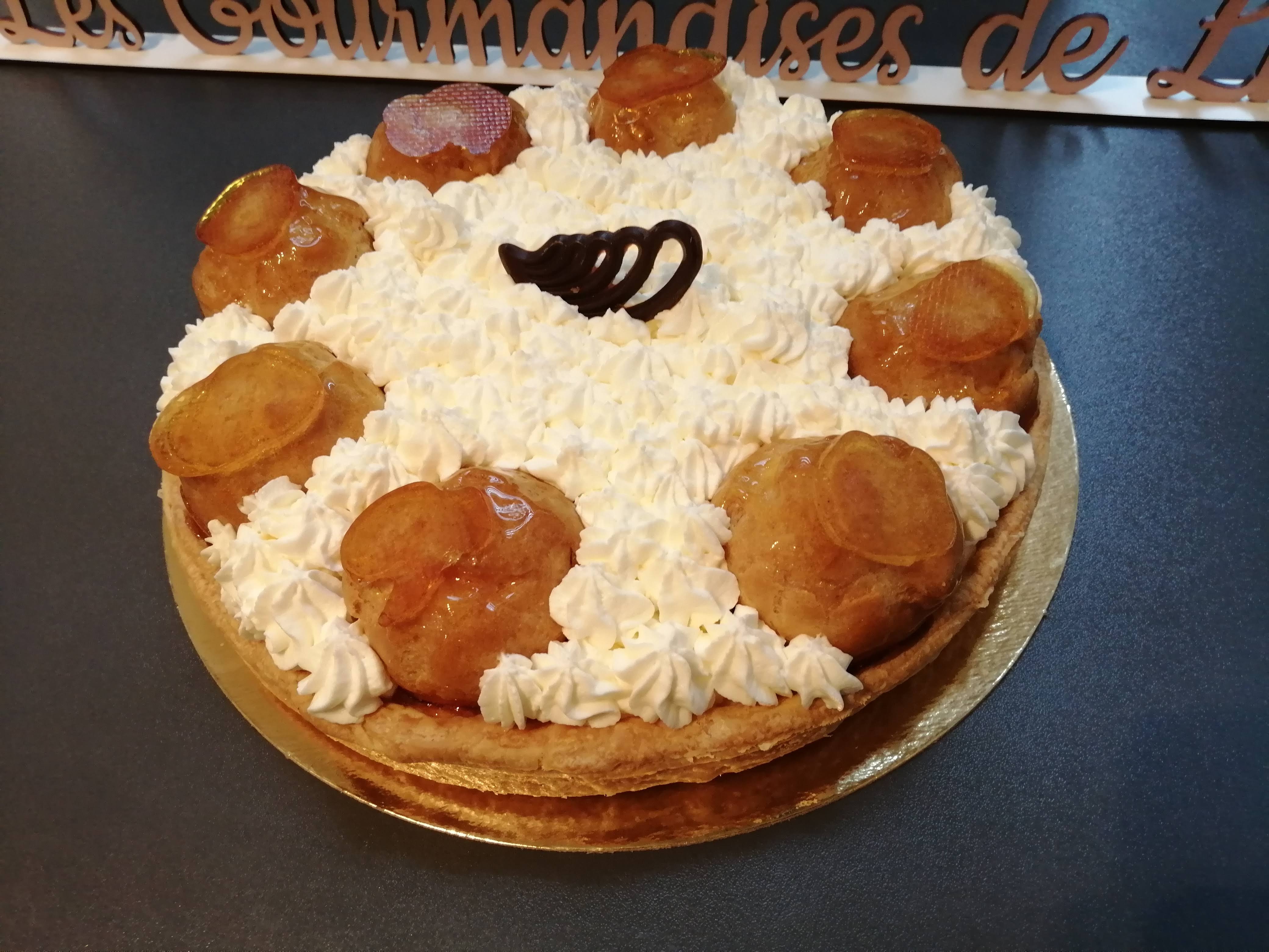 St Honoré classique : pâte feuilletée, pâte à choux, crème légère, chantilly.