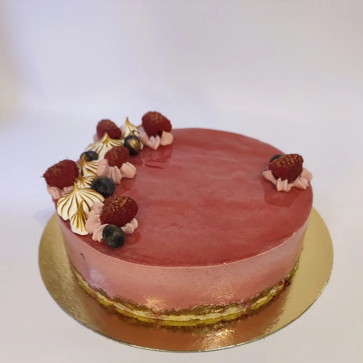 Spéculoos/ framboises : 
Dacquoise aux amandes, mousse framboise, croustillant spéculoos et éclats de framboises.