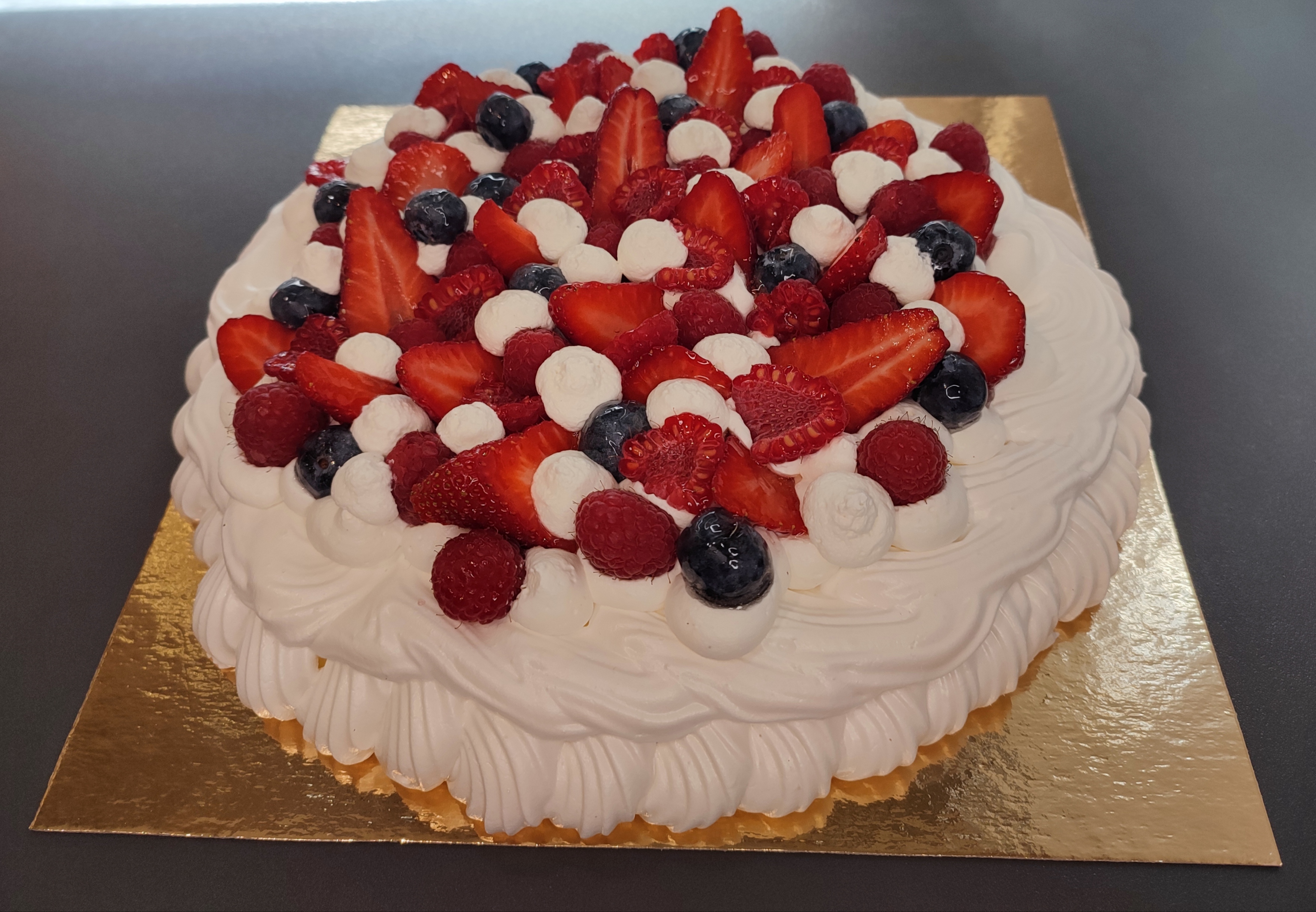 Pavlova aux fruits rouges :
Meringue, chantilly et fruits rouges (sans gluten)