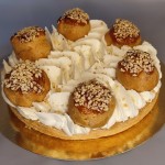 St Honoré au praliné : pâte feuilletée, crème pâtissière au praliné, chantilly et choux recouverts de caramel aux amandes.
