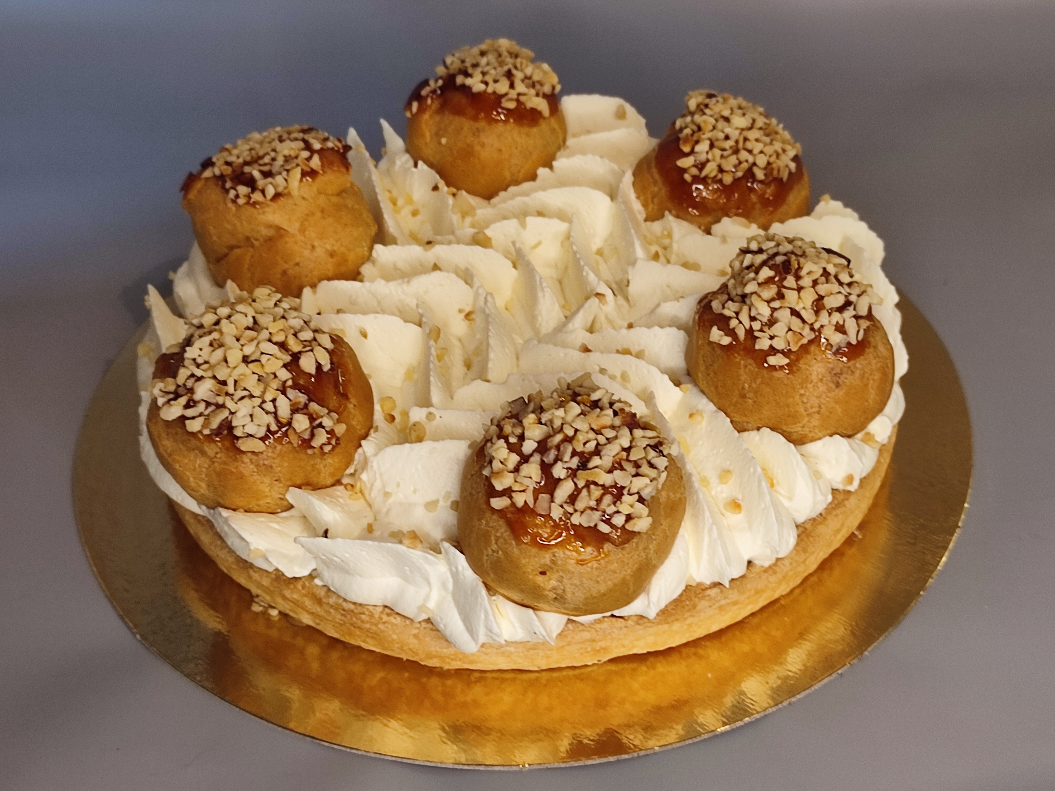 St Honoré au praliné : pâte feuilletée, crème pâtissière au praliné, chantilly et choux recouverts de caramel aux amandes.