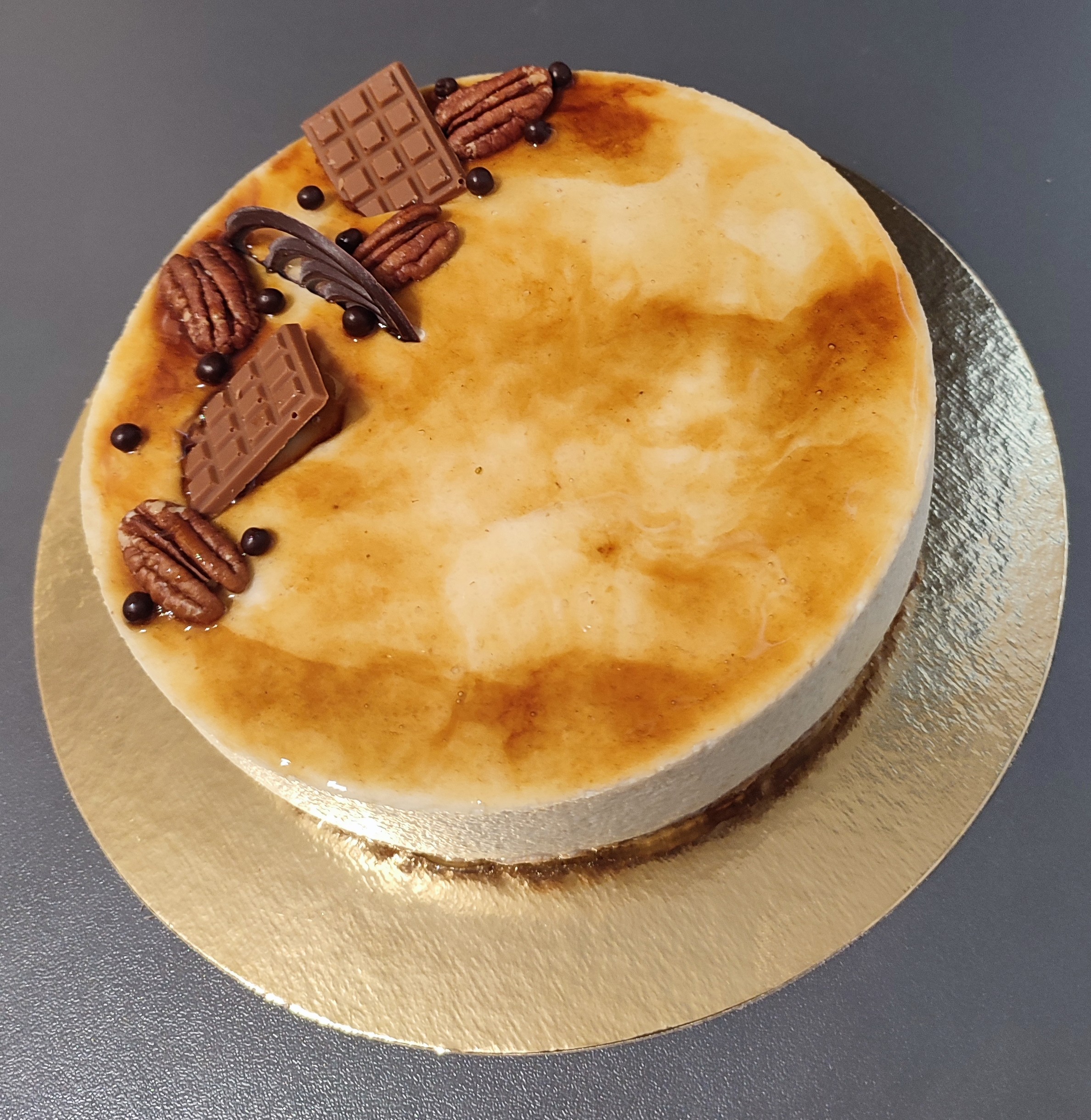 Royal poire :
Pâte sablée, croustillant praliné, mousse poire