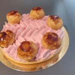 St Honoré citron, framboise  : pâte feuilletée, crème citron , chantilly framboise et choux recouverts de caramel.