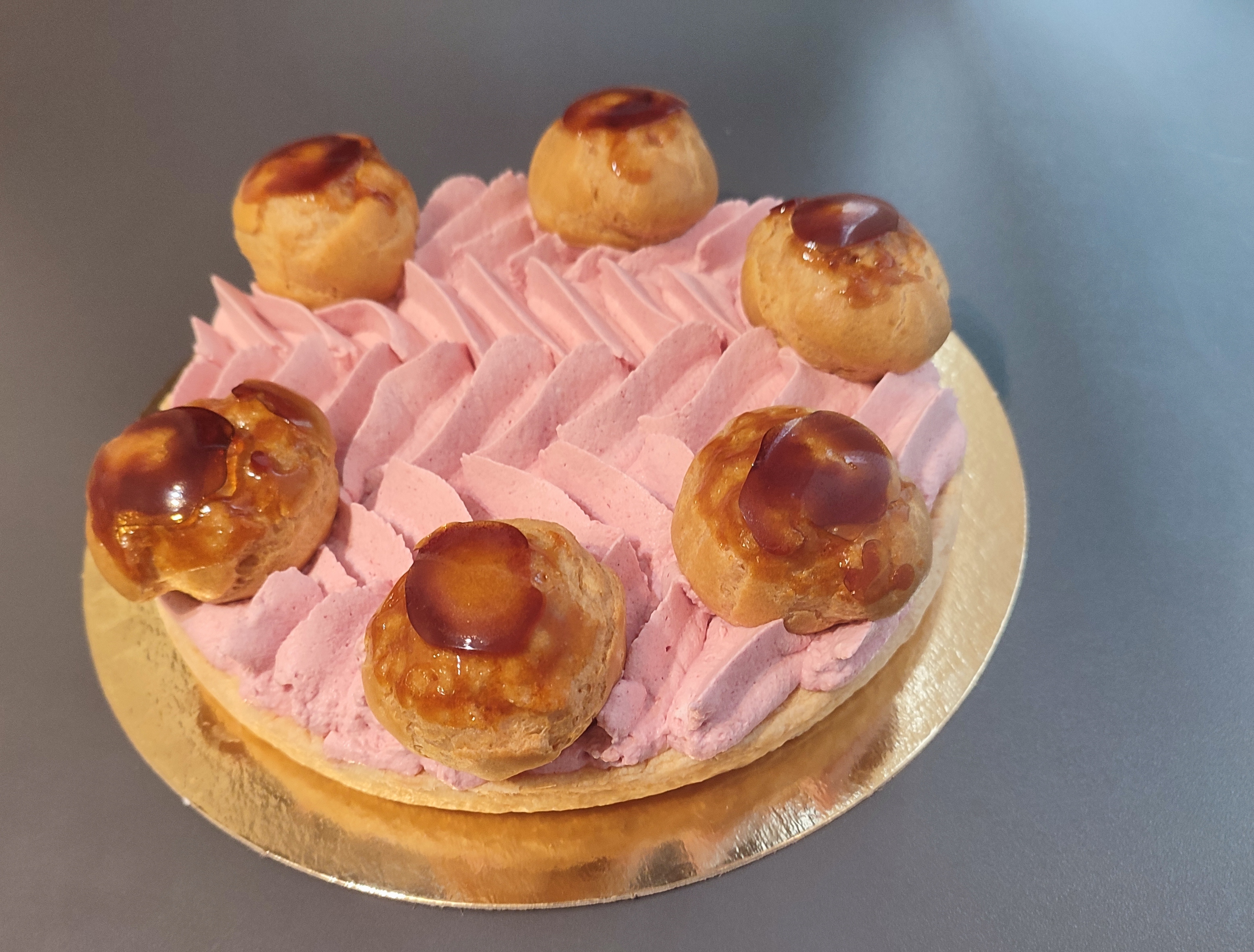 St Honoré citron, framboise  : pâte feuilletée, crème citron , chantilly framboise et choux recouverts de caramel.