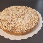 Tarte au citron :
Pâte sablée, crème citron jaune ou vert (au choix), meringue.