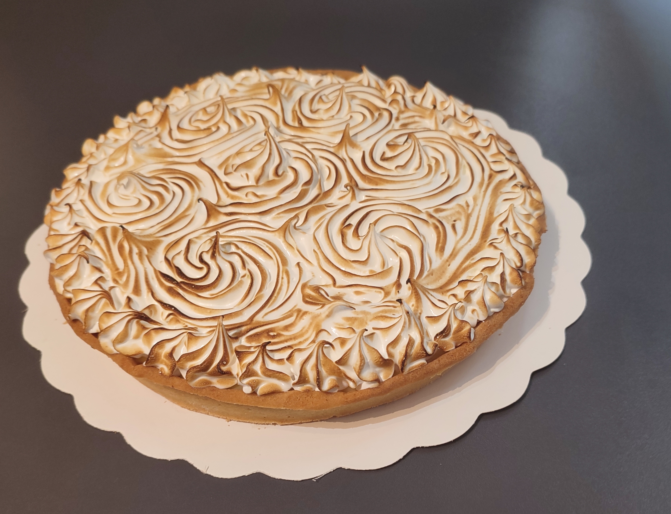 Tarte au citron :
Pâte sablée, crème citron jaune ou vert (au choix), meringue.