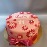 Gâteau rose à fleurs, ruban en satin