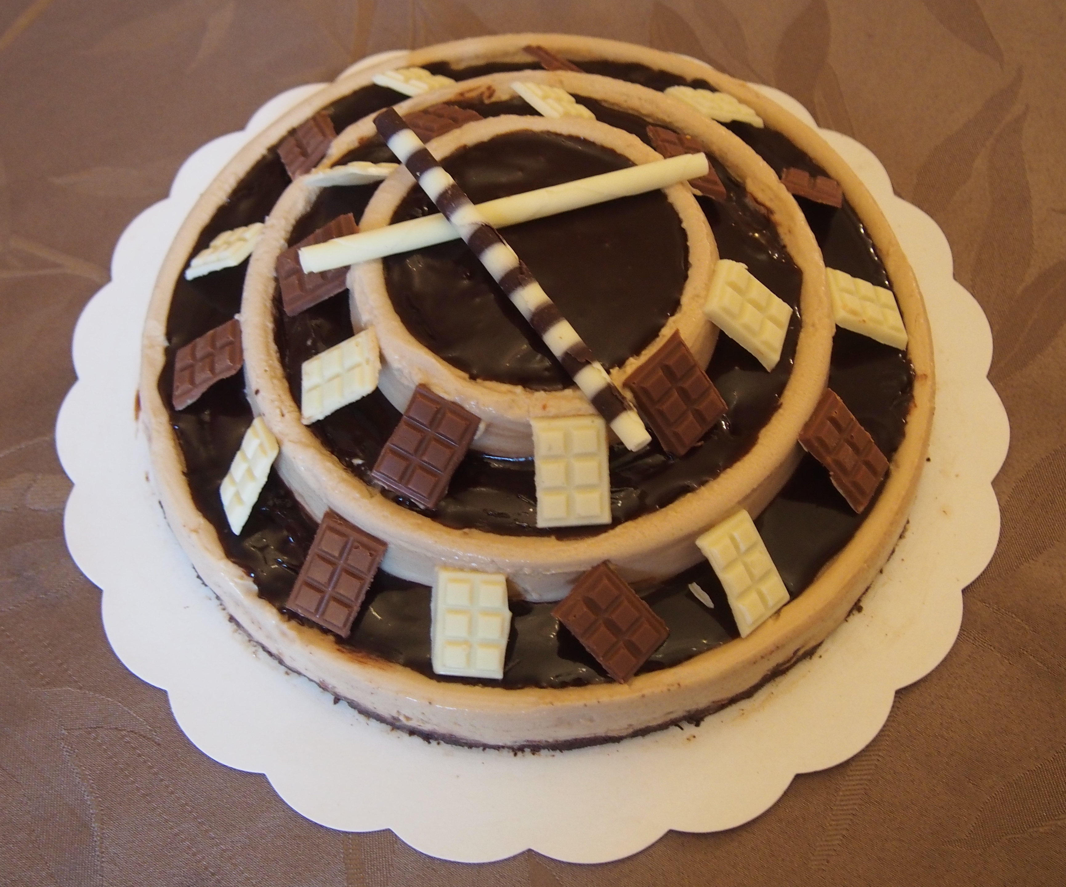 Tout chocolat : Bavarois chocolat au lait, ganache au chocolat et croustillant praliné.