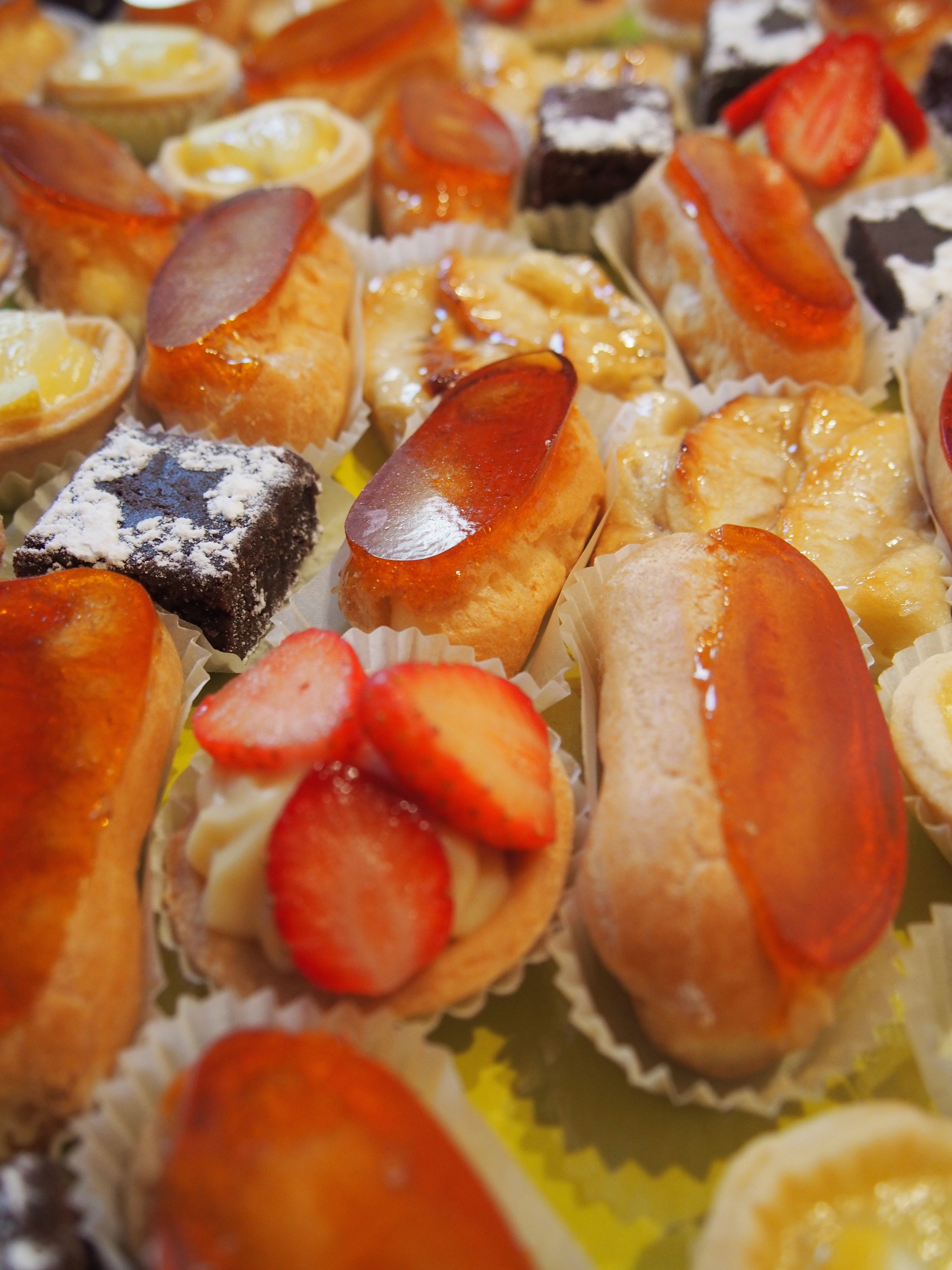 tartelettes fraises, citron, pommes, minis-éclairs vanille/caramel, brownies