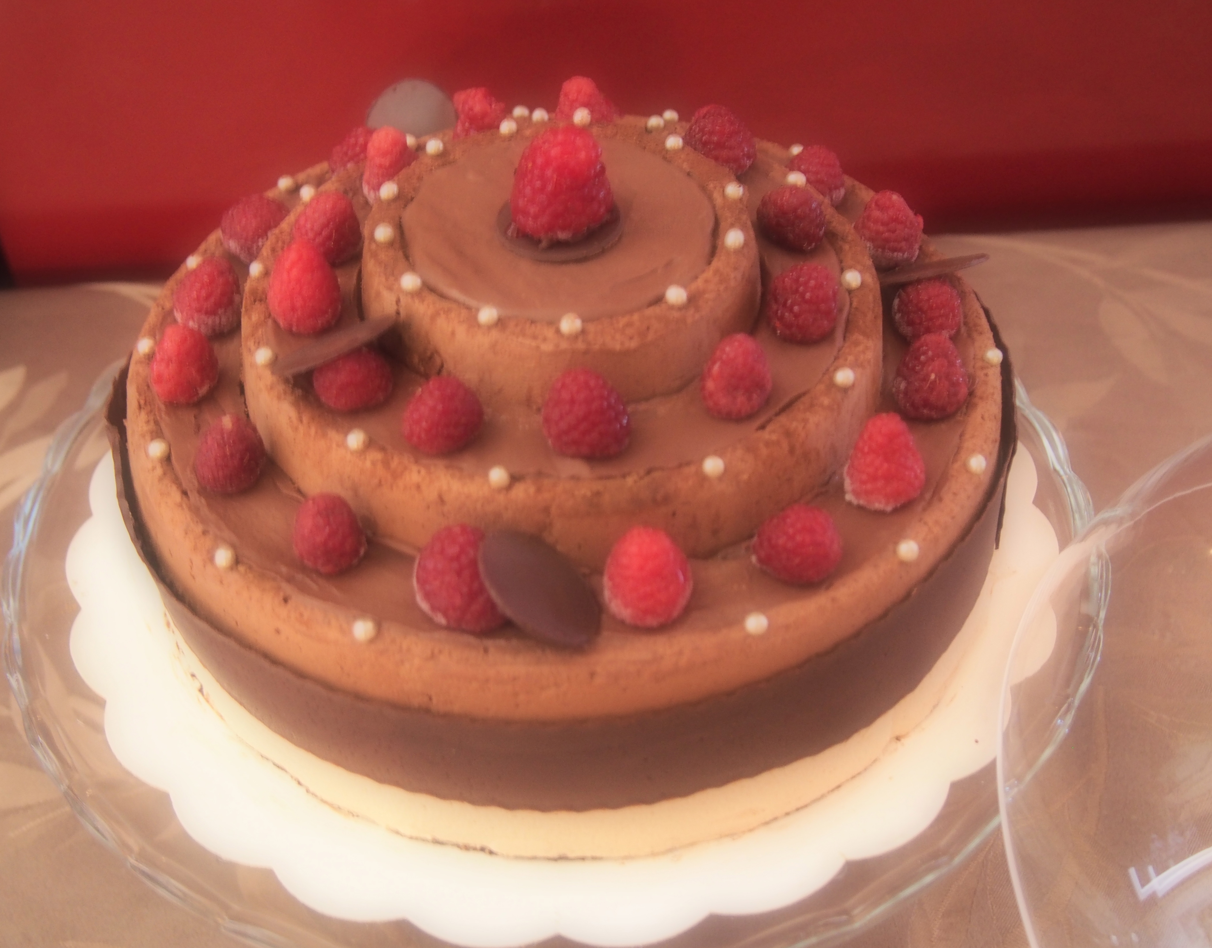 Choco-Framboises :Bavarois au chocolat au lait, gelée de fruits rouges, mousse au chocolat, éclats de framboises, ganache au chocolat.