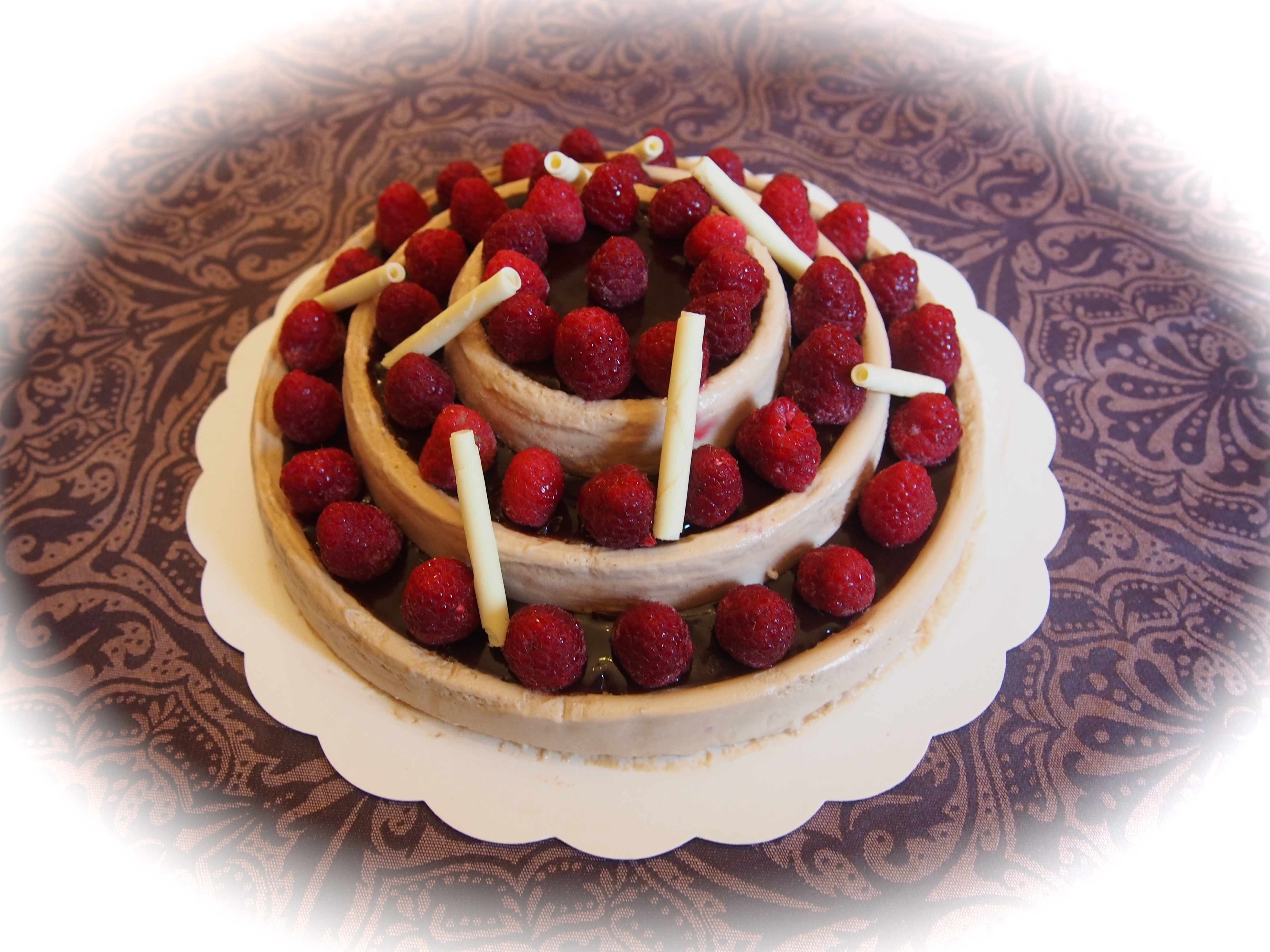 Douceur framboises : Bavarois chocolat au lait, éclats de framboises, biscuit au chocolat. (sans gluten)