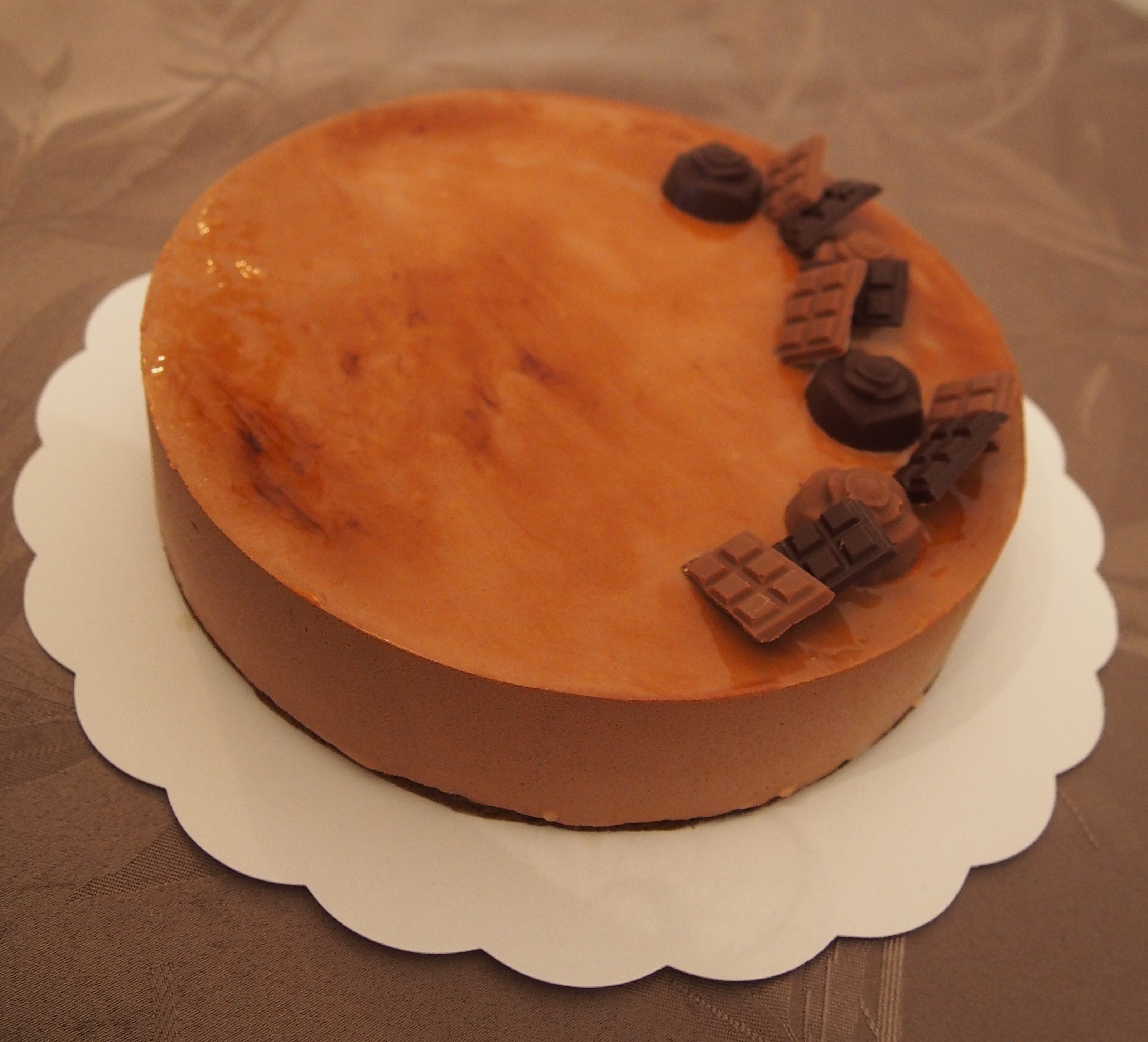 Coeur caramel :Bavarois au chocolat noir, biscuit au chocolat, caramel beurre salé. (sans gluten)
