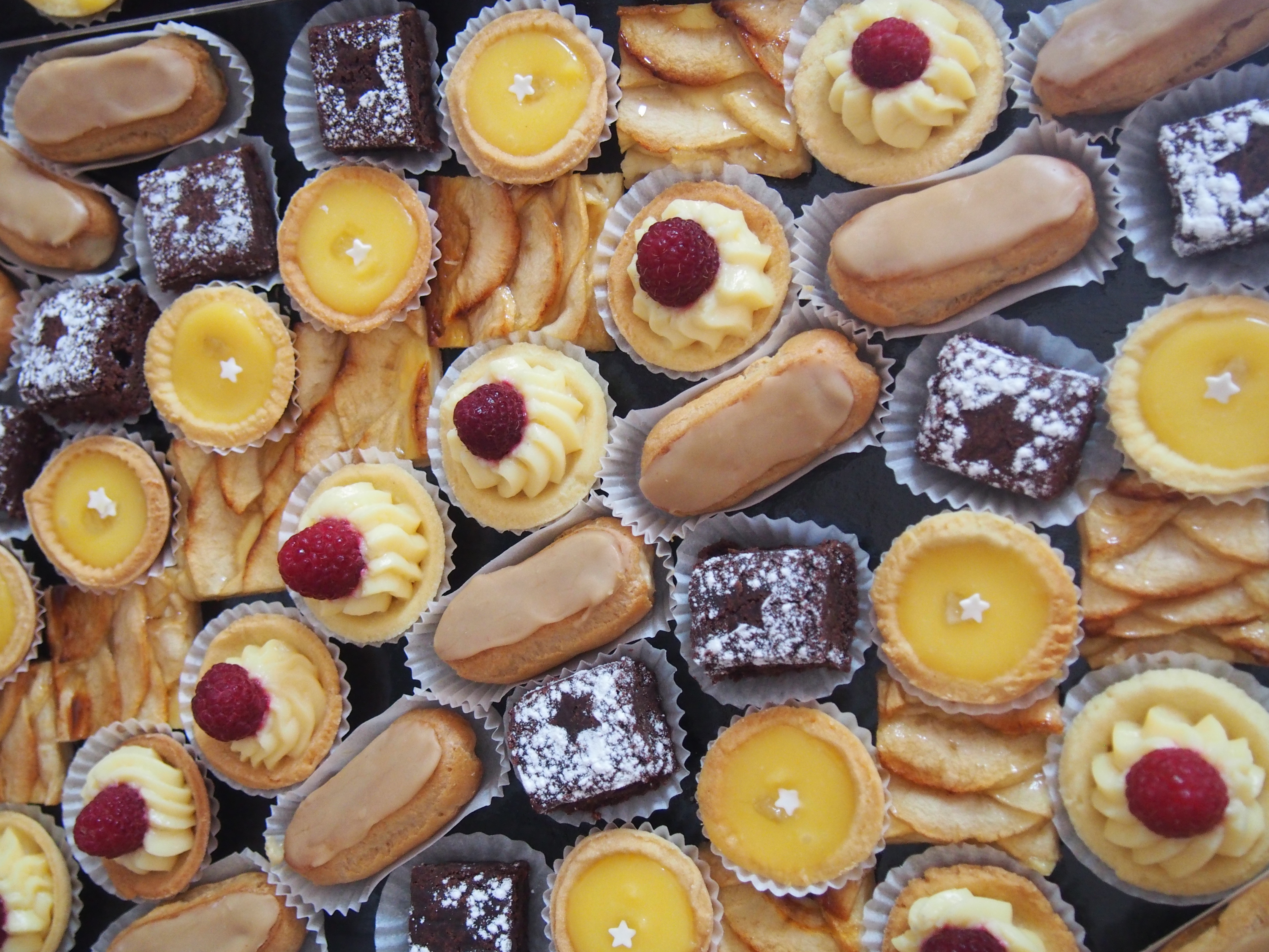 Minis : éclairs au café, tartelettes citron, brownies, tartelettes framboises, tarte aux pommes.