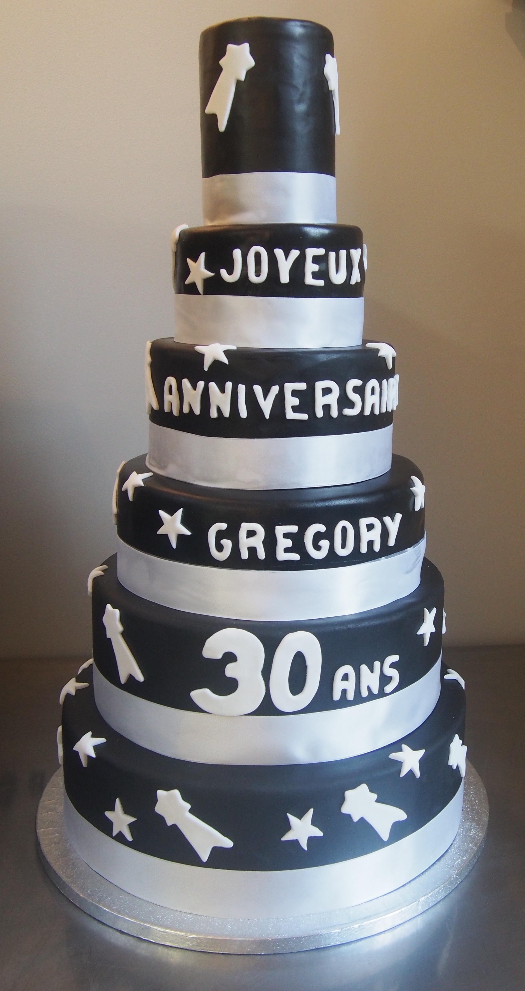gâteau noir étoiles blanches