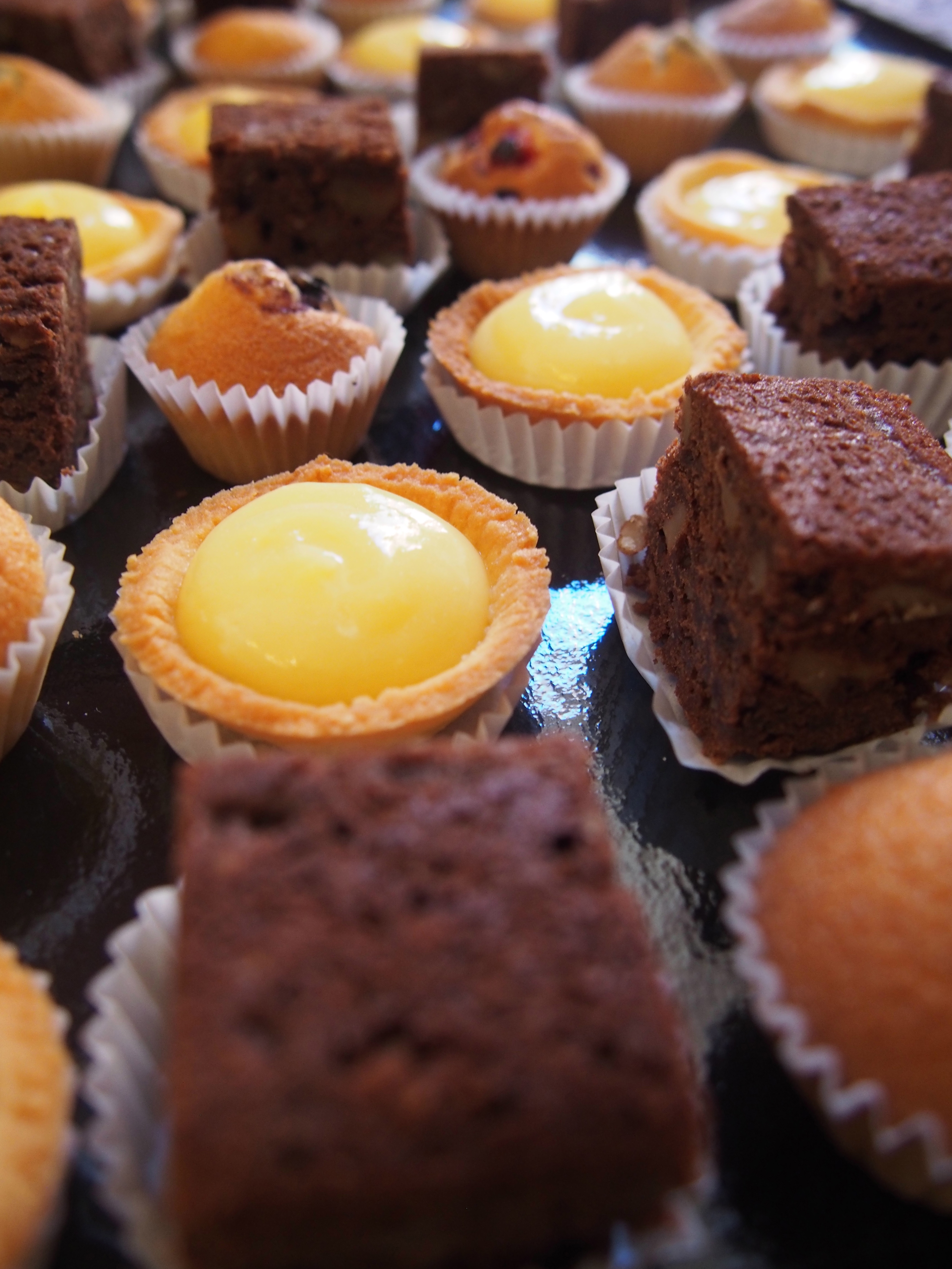 minis brownies aux noix, tartelettes au citron, minis mutins aux fruits rouges.