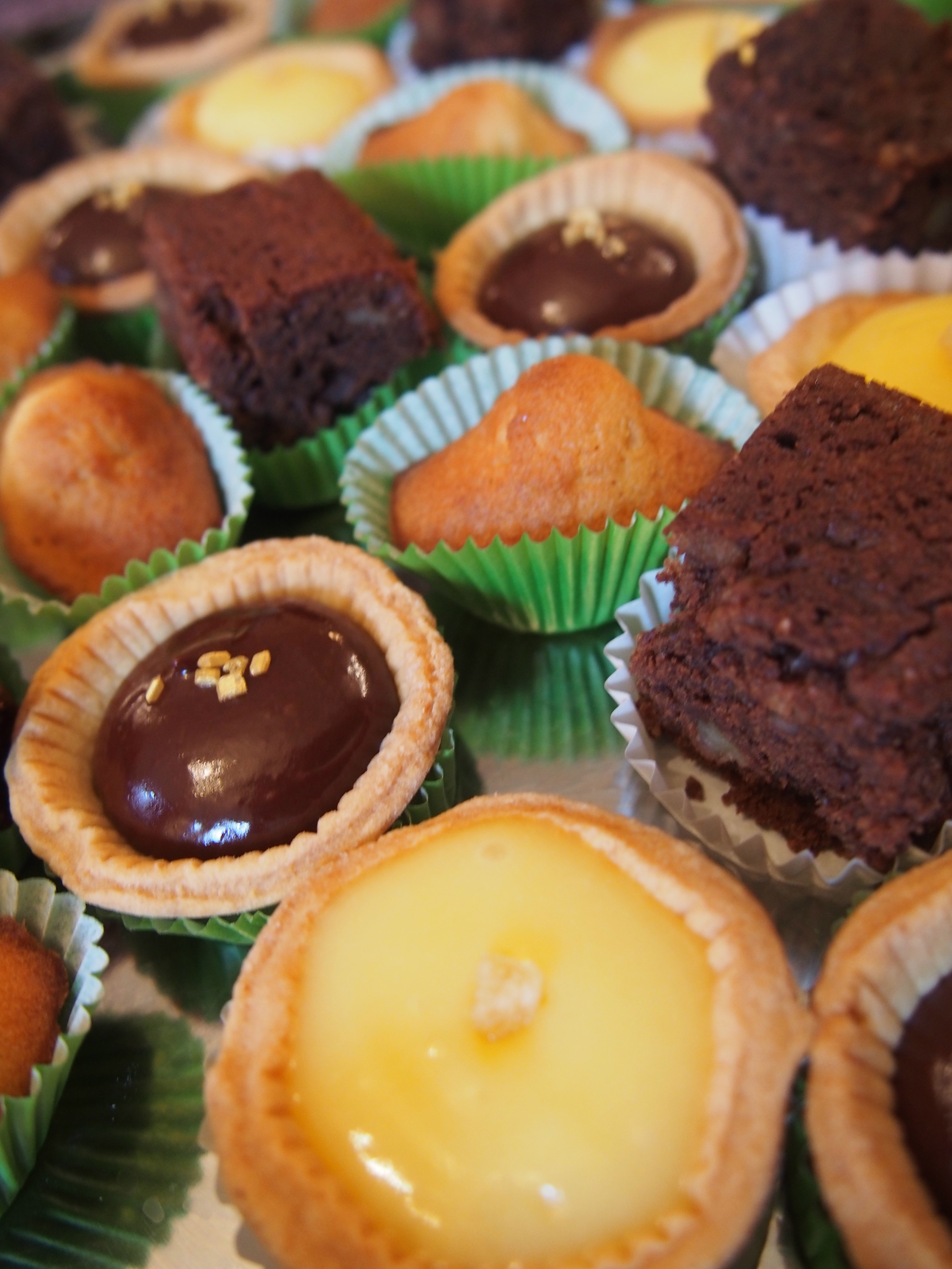 tartelettes au citron, minis brownies aux noix, tartelettes au chocolat, minis madeleines au miel.