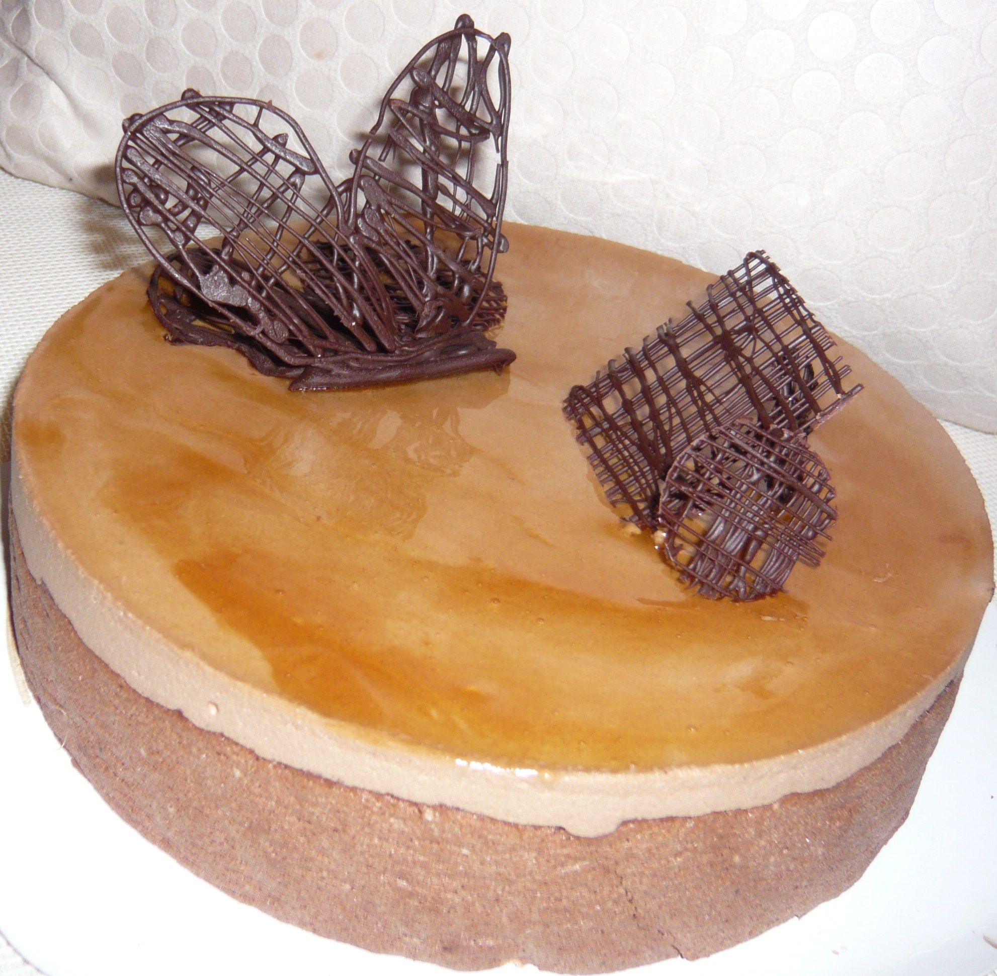 Coeur caramel : biscuit chocolat, crémeux caramel beurre salé, mousse au chocolat