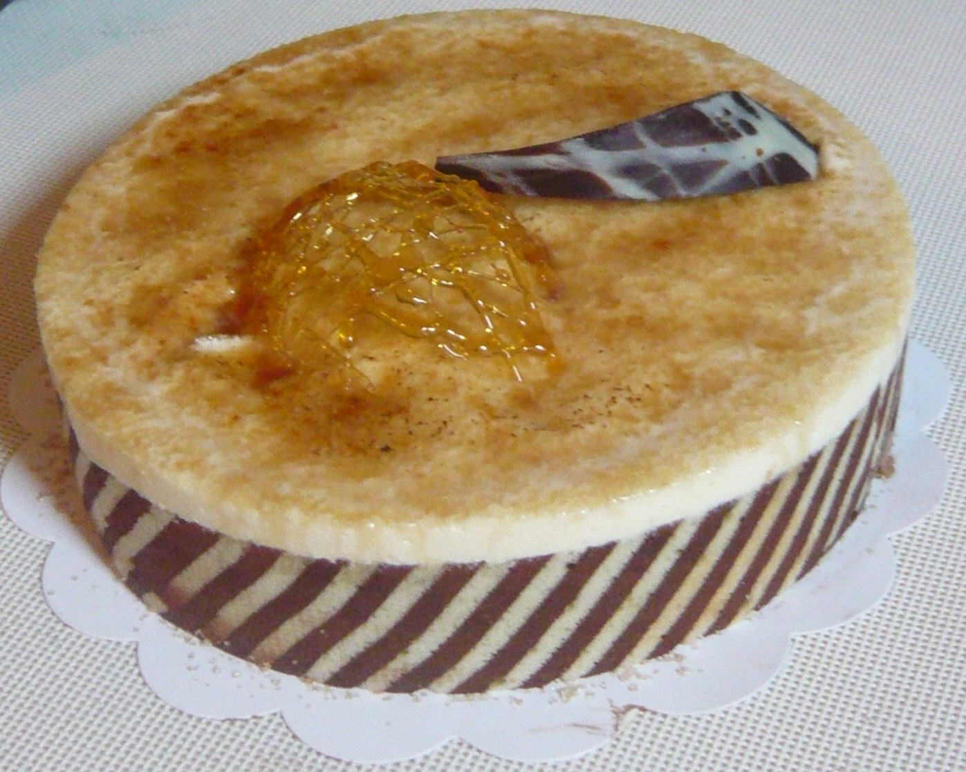 Vahiné : biscuit joconde, bavarois vanille, bavarois chocolat
