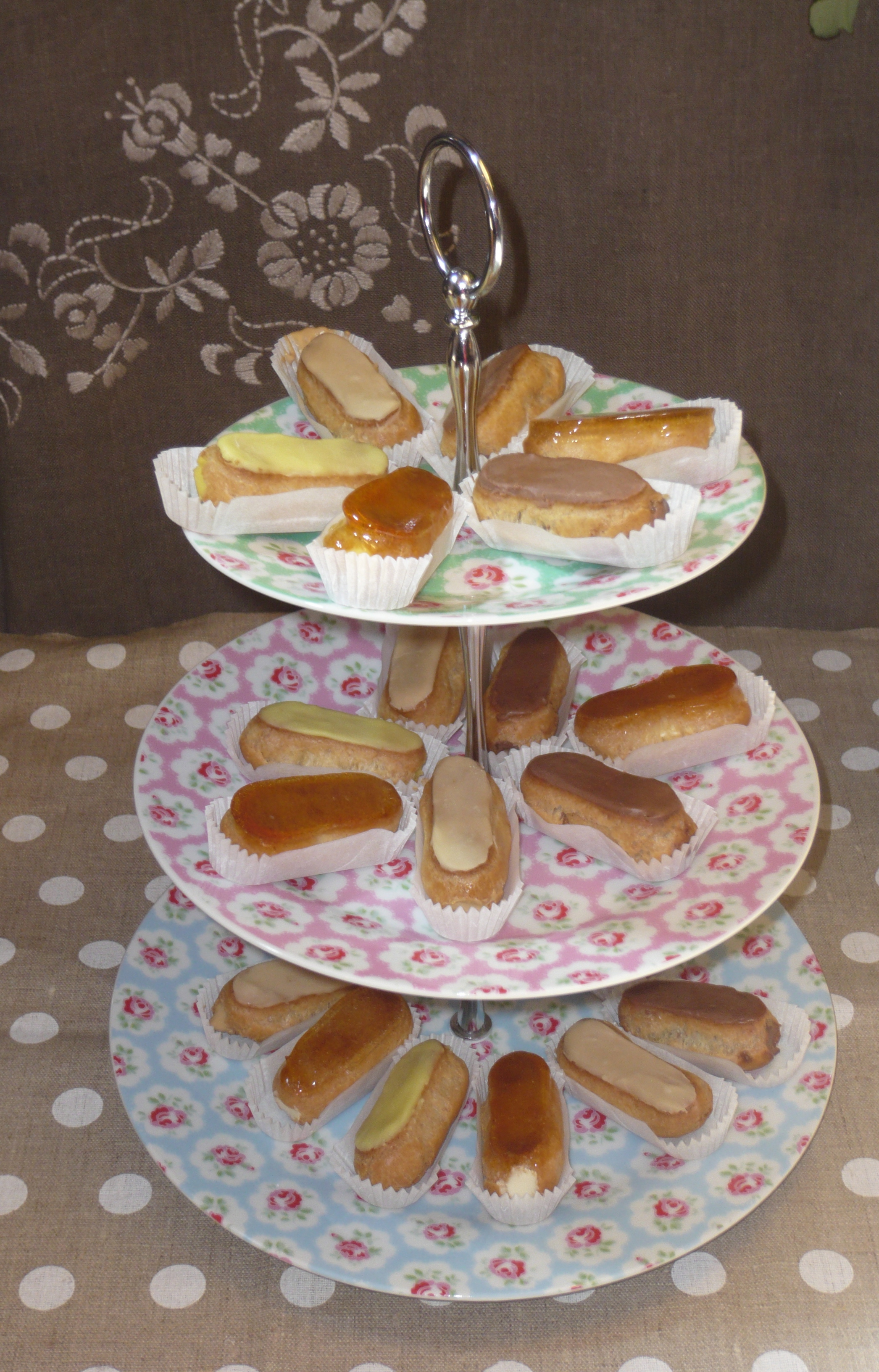 Minis éclairs : chocolat, caramel/vanille, café, fruit de la passion.