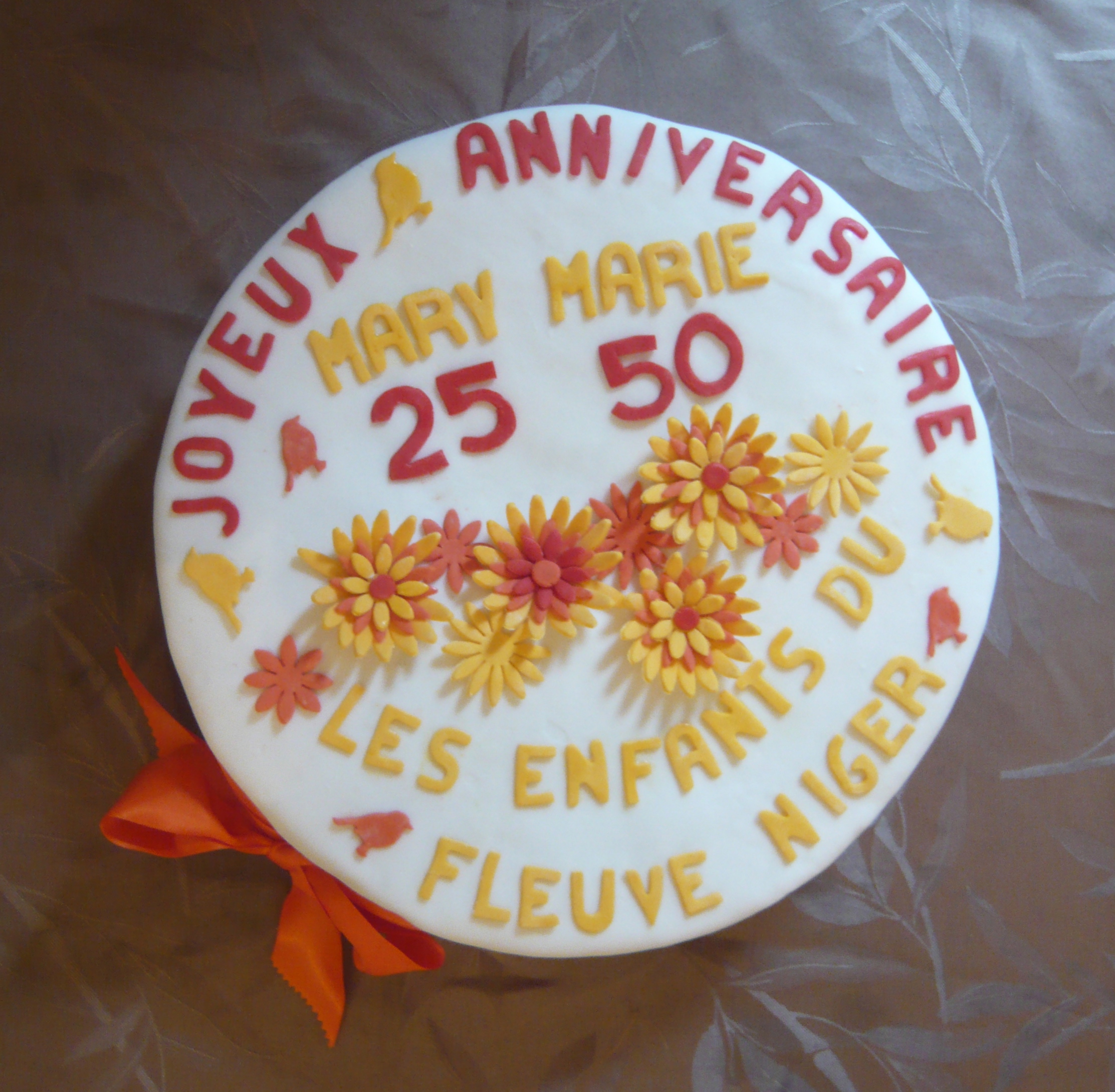 Génoise vanille, gelée de fruits rouges, pâte à sucre