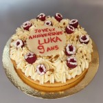 Framboises/ chocolat blanc : 
Pâte sablée, ganache montée au chocolat blanc, croustillant spéculoos et framboises fraîches.