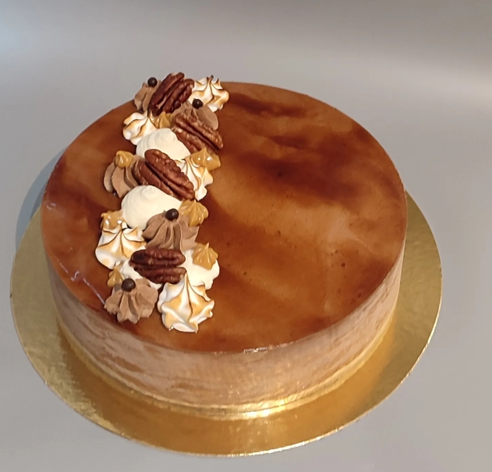 Choco/caramel :
Biscuit, Mousse chocolat 70% origine Côte d'Ivoire,
Mousse caramel (Dulcey),
Crémeux chocolat au lait et noix de Pécan.