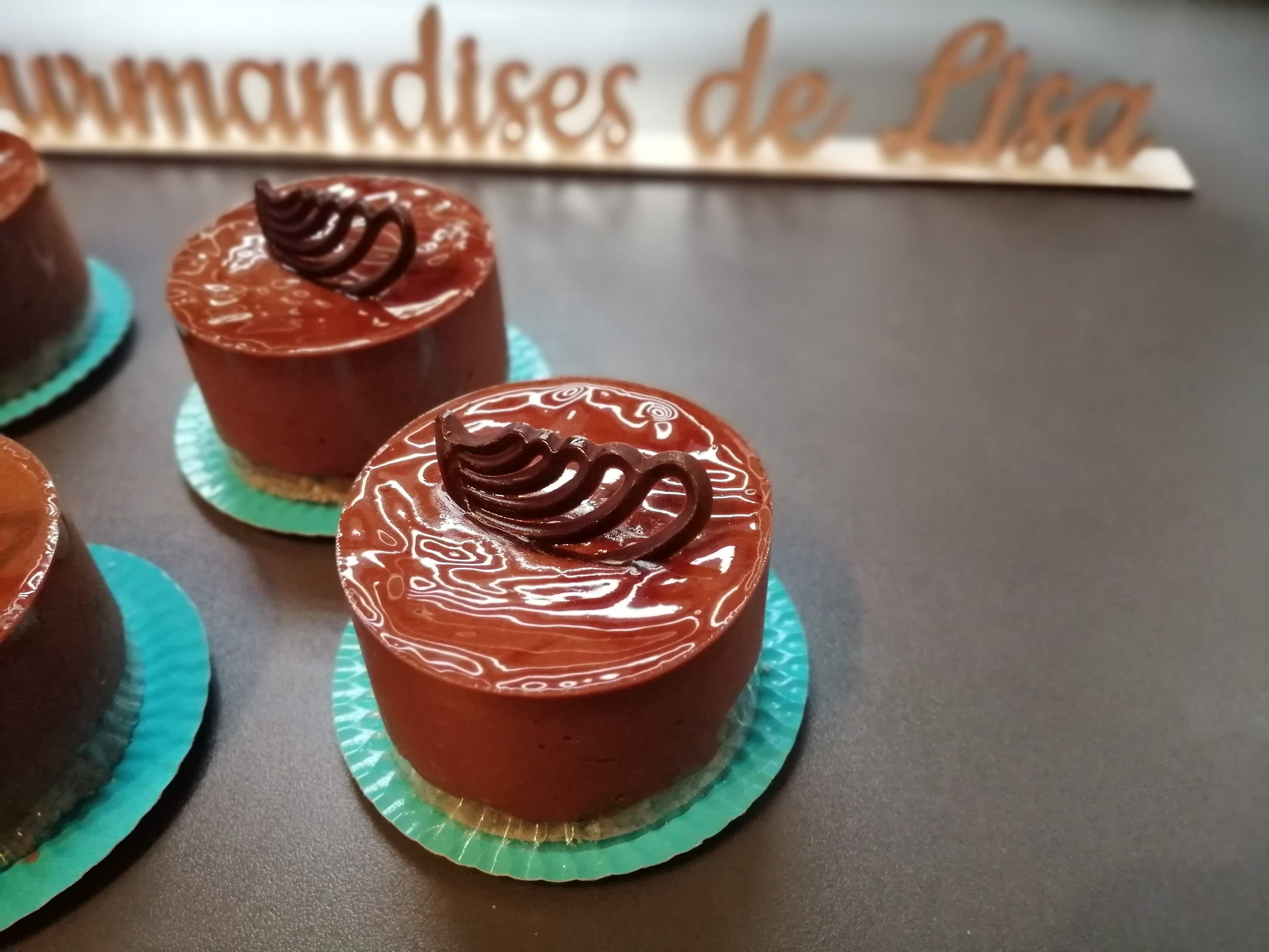 Royal : 
biscuit noisette, croustillant praliné, mousse au chocolat noir