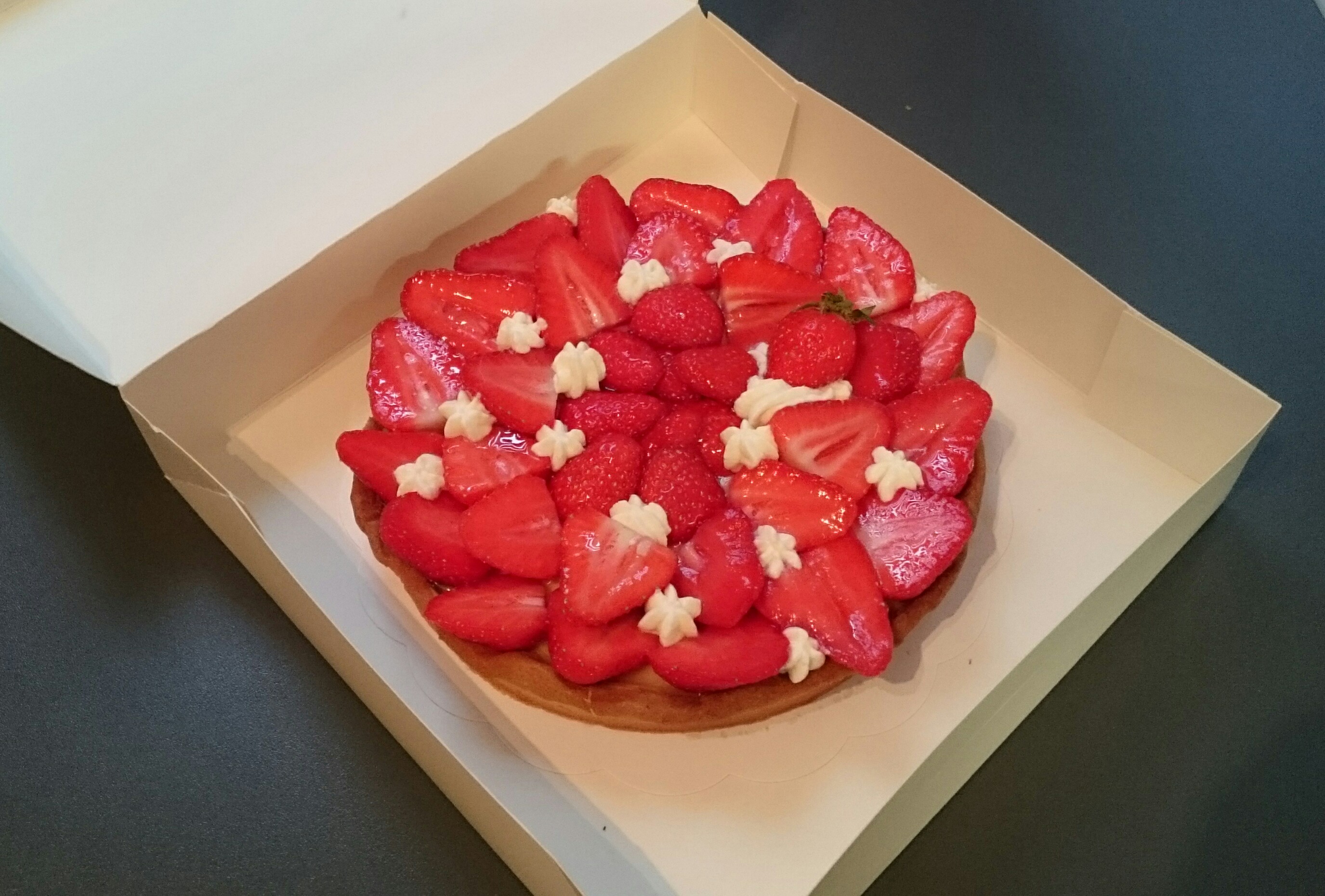 Tarte aux fraises :
Pâte sablée, crème pâtissière vanille et kirsch, fraises fraîches