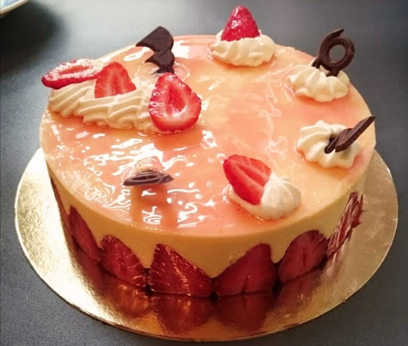 Fraisier : Génoise vanille, mousseline à la vanille et au kirsch, fraises fraiches